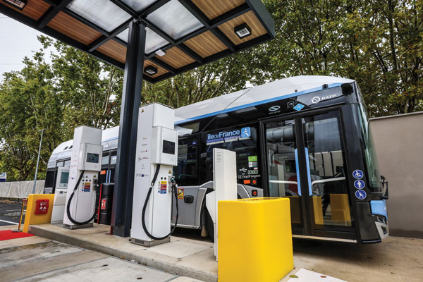 A hydrogen bus refuelling at the Créteil H2 station, equipped with FillnDrive Ellipse payment terminals