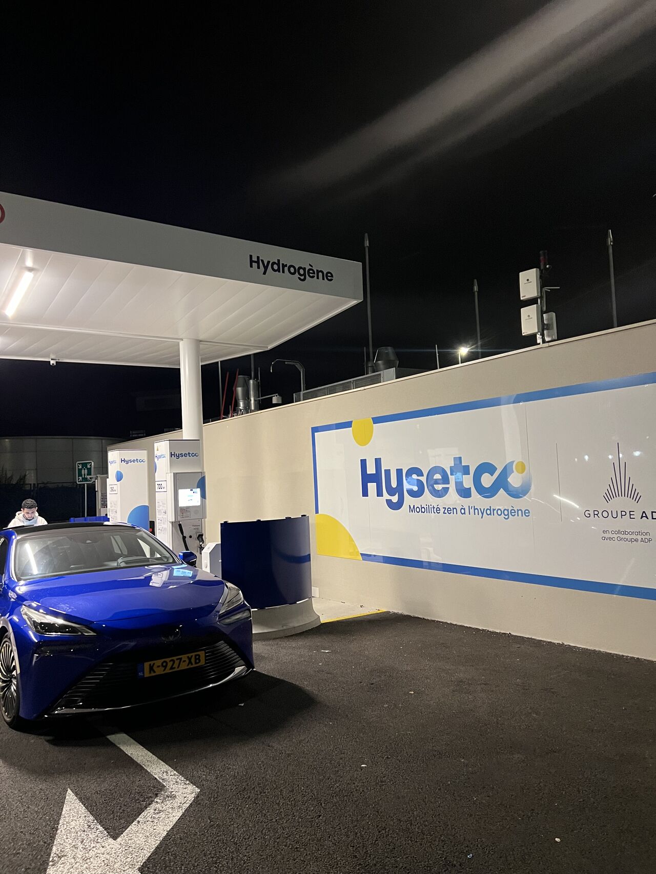 Refuelling hydrogen cars at a HYSETCO station during the 24H2 Challenge